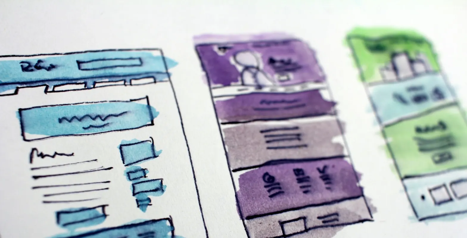 Handgezeichnete Skizzen von Website-Layouts in Blau, Lila und Grün